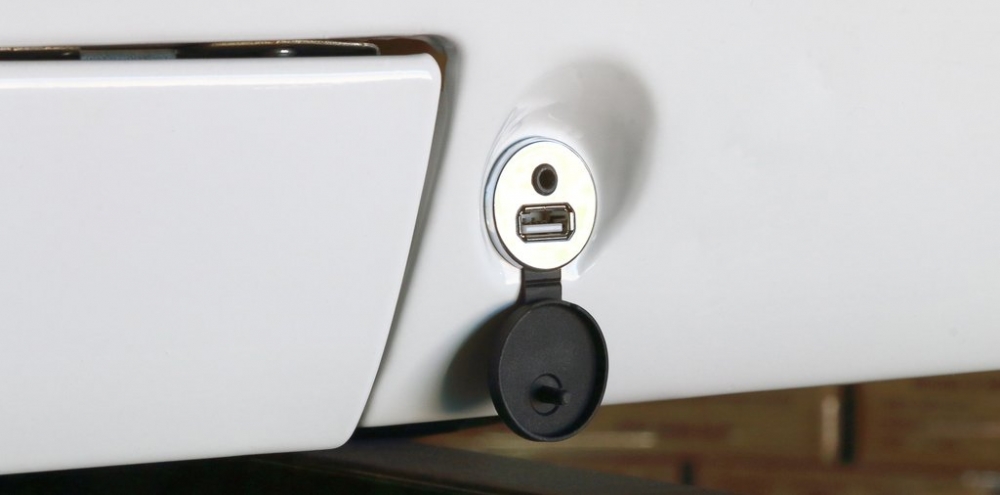 large_829_white_dash_shot_with_chrome_usb_1024x1024.jpg